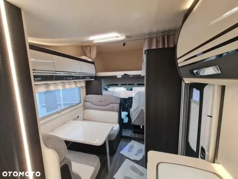 Stoli z siedzeniami oraz łóżko